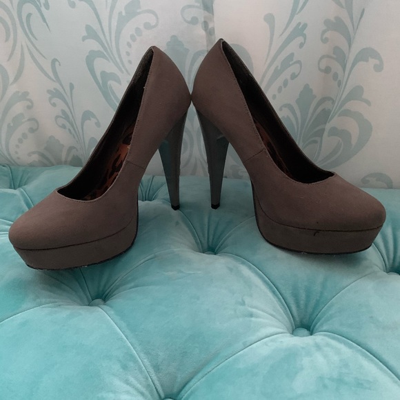 🔥Beyonce’s House of Dereon Heels🔥 - Picture 2 of 7